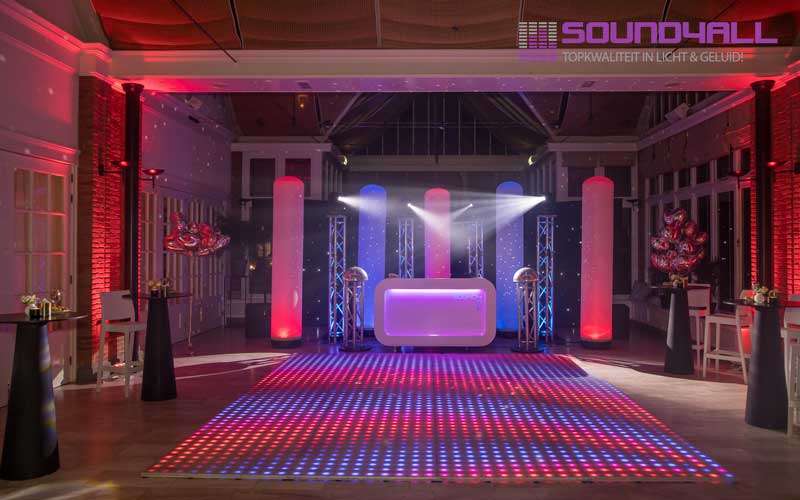Bruiloft DJ show van Sound4all in de feestzaal van Kasteel Maurick Vught.
